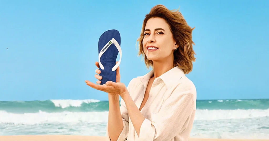 Fernanda Torres segurando uma sandália Havaianas